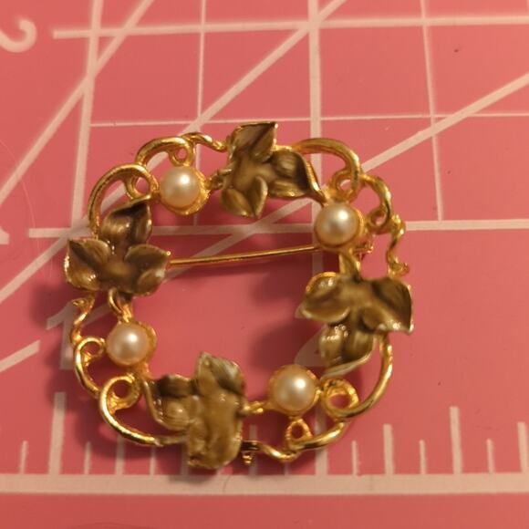 Lot of Five Vintage & Modern Gold Tone Brooches - Picture 10 of 12